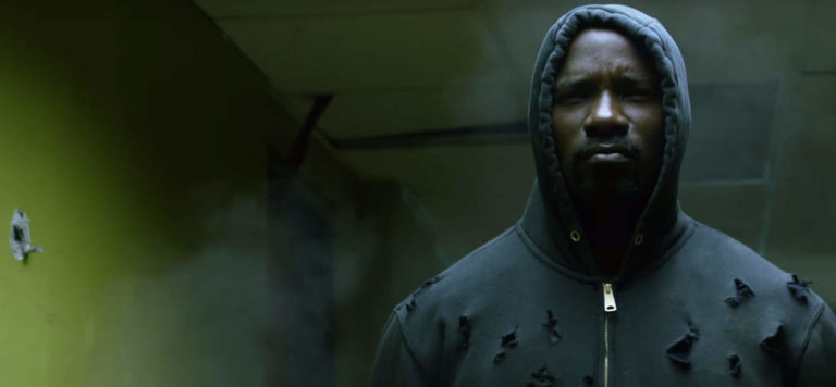 Luke Cage es un personaje de cómic de Marvel, conocido por su fuerza sobrehumana y su piel indestructible. Es un héroe urbano que lucha contra el crimen en Harlem, Nueva York, y se ha convertido en un símbolo de resistencia y justicia. Su historia explora temas de raza, clase y redención, y ha sido adaptada en series de televisión, donde su personaje ha ganado popularidad entre los fanáticos del género.