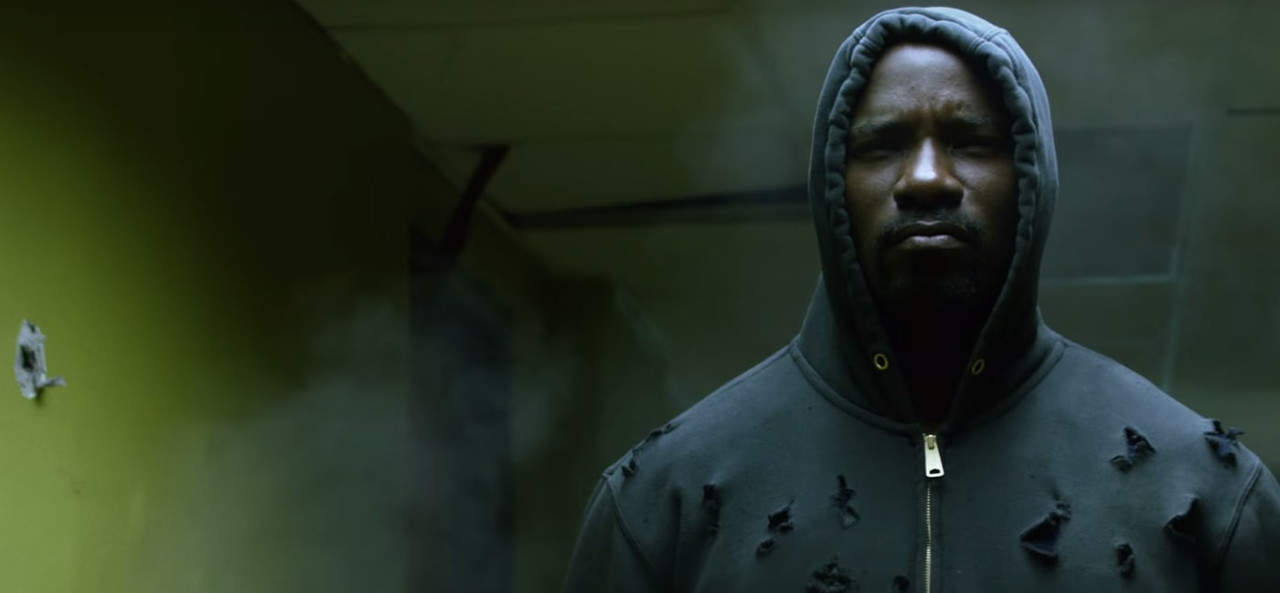 Luke Cage es un personaje de cómic de Marvel, conocido por su fuerza sobrehumana y su piel indestructible. Es un héroe urbano que lucha contra el crimen en Harlem, Nueva York, y se ha convertido en un símbolo de resistencia y justicia. Su historia explora temas de raza, clase y redención, y ha sido adaptada en series de televisión, donde su personaje ha ganado popularidad entre los fanáticos del género.