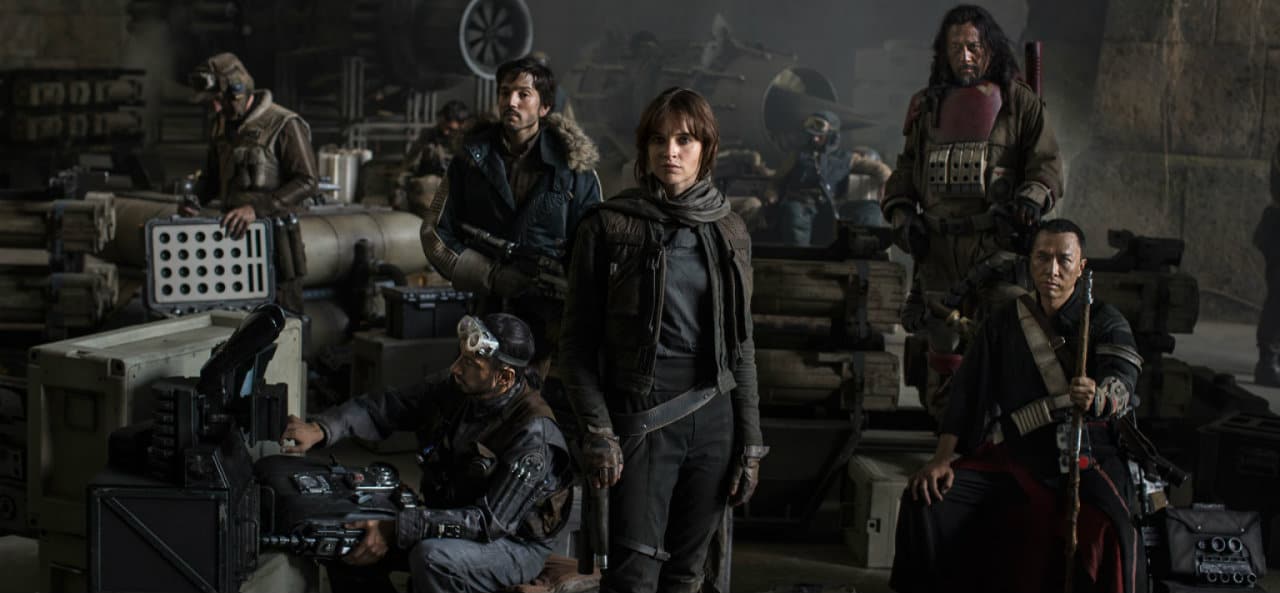 Rogue One: Una historia de Star Wars" - una película de ciencia ficción que narra la misión de un grupo de rebeldes que intentan robar los planos de la estación espacial imperial, la Estrella de la Muerte. La trama se centra en la valentía y sacrificio de los personajes mientras luchan contra el Imperio Galáctico.