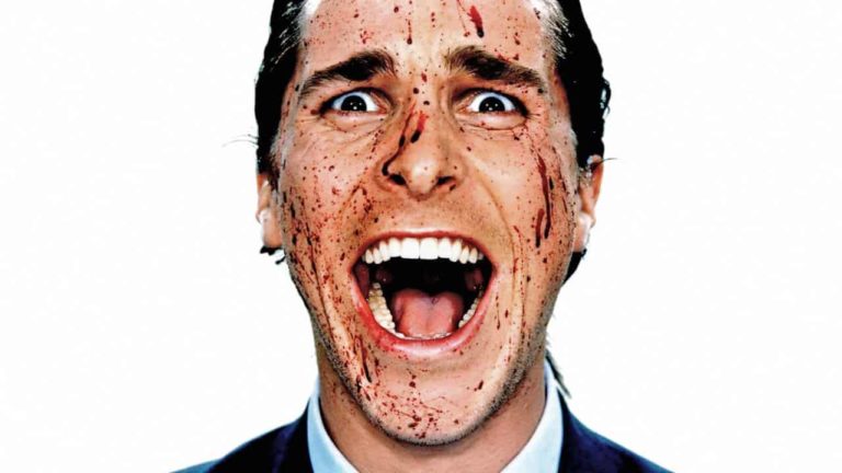 American Psycho" es una película de terror psicológico basada en la novela de Bret Easton Ellis. La historia sigue a Patrick Bateman, un joven y exitoso ejecutivo de Wall Street que lleva una doble vida como asesino en serie. La película explora temas de materialismo, superficialidad y la deshumanización en la sociedad moderna. Con un estilo visual impactante y una actuación memorable de Christian Bale, "American Psycho" se ha convertido en un clásico de culto, conocido por su crítica social y su inquietante representación de la vida en la década de 1980.
