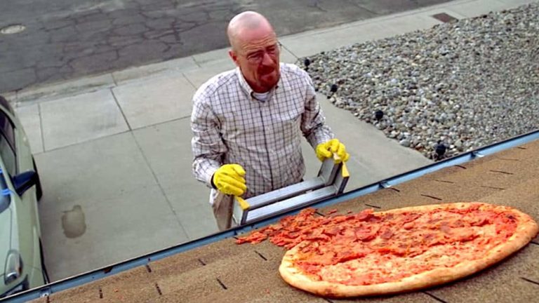 ¡Los fanáticos lanzan pizzas al techo de la casa de 'Breaking Bad'!