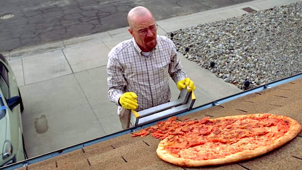 ¡Los fanáticos lanzan pizzas al techo de la casa de 'Breaking Bad'!