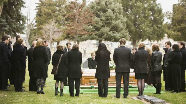 Vengadores 4 - busca extras para el funeral.