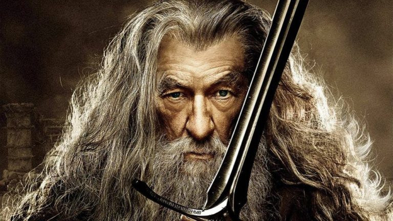 Gandalf, el famoso personaje de la literatura de fantasía creado por J.R.R. Tolkien, es un mago sabio y poderoso que juega un papel crucial en las historias de "El Hobbit" y "El Señor de los Anillos". Con su larga barba blanca y su icónica vestimenta gris, Gandalf es conocido por su habilidad para guiar a los héroes en su búsqueda y por su lucha contra las fuerzas oscuras. Su carácter simboliza la lucha entre el bien y el mal, y su sabiduría es fundamental para el desarrollo de la trama.
