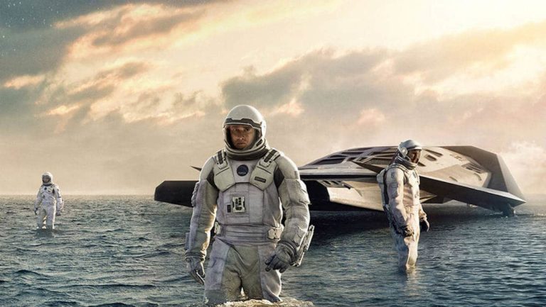 Interstellar (2014) - Una épica película de ciencia ficción dirigida por Christopher Nolan que explora los límites del espacio y el tiempo, mientras un grupo de astronautas viaja a través de un agujero de gusano en busca de un nuevo hogar para la humanidad.