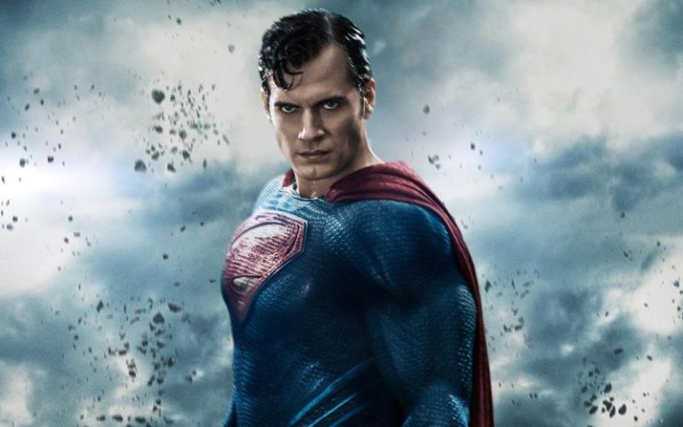 Henry Cavill [torpemente] admite que sigue siendo Superman.