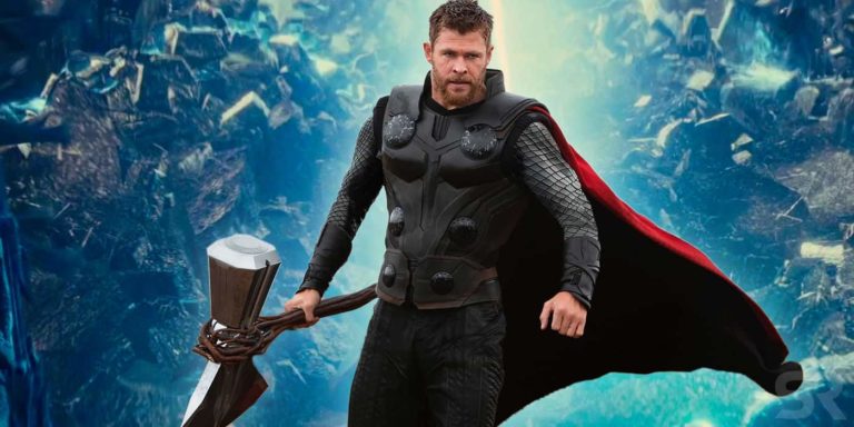 Los Vengadores: Infinity War mostró a Thor (Chris Hemsworth) utilizando Stormbreaker para (casi) derrotar a Thanos (Josh Brolin) en su revancha; sin embargo, esta poderosa hacha podría tener un propósito diferente además de vencer al Titán Loco en Avengers: Endgame. El martillo Mjolnir ha sido una parte clave de la representación de Thor desde los inicios de la mitología nórdica. Y aunque los cómics de Marvel - y el Universo Cinematográfico de Marvel - han mostrado durante mucho tiempo esa conexión, el Dios del Trueno no siempre ha utilizado su famoso martillo. En el creciente canon de Marvel, otros personajes como Beta Ray Bill han empuñado Mjolnir, y Thor ha utilizado otras armas de vez en cuando. Así, Infinity War imitó el cambio de armas de Thor en los cómics a través del debut de Stormbreaker. Dado que perdió su martillo durante la película Thor: Ragnarok, Thor decidió buscar un arma con la que llevar a cabo su venganza contra Thanos en Infinity War. De hecho, su esfuerzo por encontrar Stormbreaker fue rápidamente justificado por su actuación posterior. Con la nueva hacha en mano, Thor casi derrotó en una sola mano a todas las fuerzas de Thanos en la Batalla de Wakanda y, en una escena clave de la película, estuvo cerca de matar al propio Thanos. Y aunque Stormbreaker ya ha demostrado ser popular entre los fans, algunos críticos piensan que la existencia de esta hacha socava la profundidad del personaje de Thor. Sin embargo, en lugar de obstaculizar la historia de Thor, Stormbreaker podría estar mejorando su narrativa al devolverle las habilidades que había perdido.