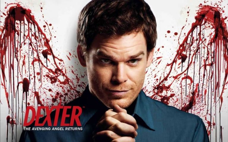 Dexter (2006–2013) es una serie de televisión estadounidense que sigue la vida de Dexter Morgan, un forense de la policía de Miami que lleva una doble vida como asesino en serie. La trama explora temas de moralidad, justicia y la lucha interna de Dexter mientras intenta equilibrar su vida profesional y su oscuro secreto. La serie ha sido aclamada por la crítica y ha ganado varios premios, convirtiéndose en un clásico de la televisión contemporánea.