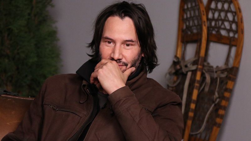 Keanu Reeves aparece públicamente por primera vez con su novia en las últimas décadas.