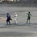 Imágenes de Marvel 'Los Eternos' desde el set revelan a Angelina Jolie como Thena en un traje de superheroína y otros personajes.