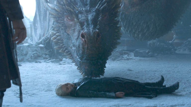 Los showrunners de 'Game Of Thrones' revelan qué hizo Drogon con el cuerpo de Daenerys.