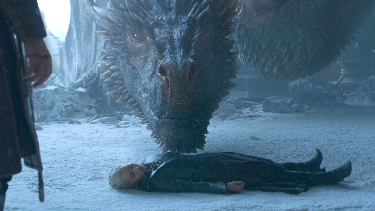 Los showrunners de 'Game Of Thrones' revelan qué hizo Drogon con el cuerpo de Daenerys.