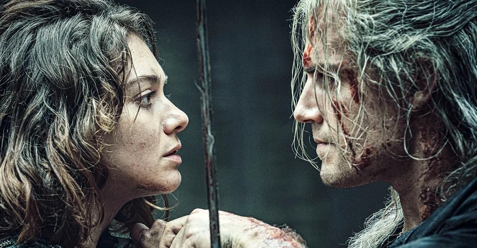 Mira cómo la estrella de The Witcher, Henry Cavill, explica su espada y la 'Batalla de Blaviken'.