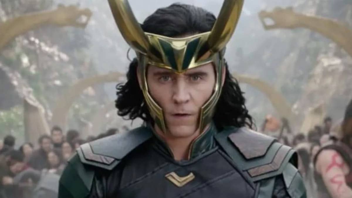 Mira el video donde Tom Hiddleston se cae de cara durante el rodaje de la serie Loki.