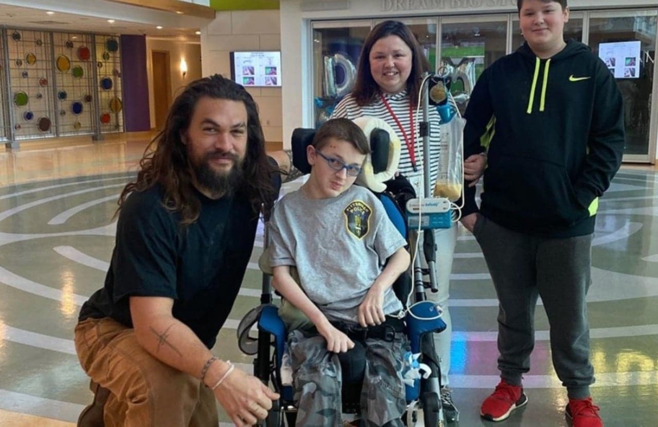 La estrella de Aquaman, Jason Momoa, visitó hospitales infantiles.