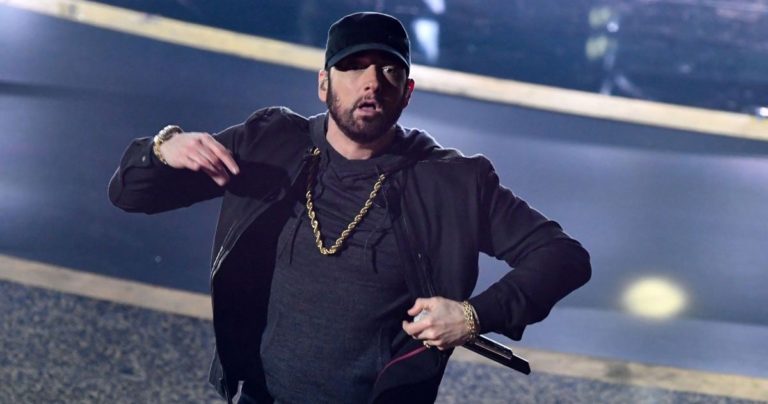 Eminem emocionó al público en la ceremonia de los Oscar con una interpretación de la canción "Lose Yourself" de la película "8 Mile".