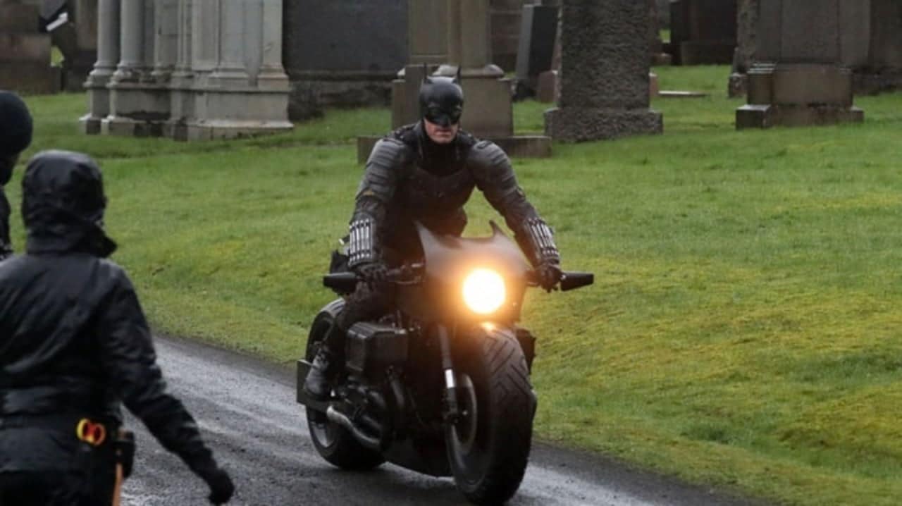 Batman acaba de caer de la moto en el set de filmación de la película 'The Batman' (video en el artículo).