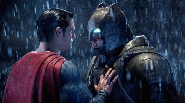 Nueva imagen detrás de cámaras de 'Batman v Superman' muestra el traje mecánico de Ben Affleck.