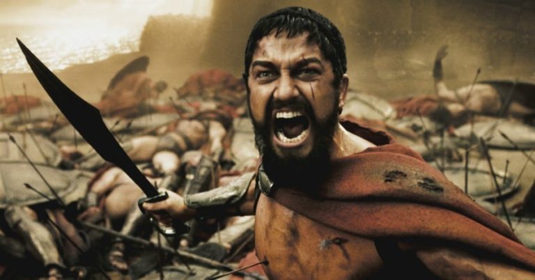 Gerard Butler grita la icónica cita de la película '300' durante el relevo de la antorcha olímpica en Grecia (para emocionarse).