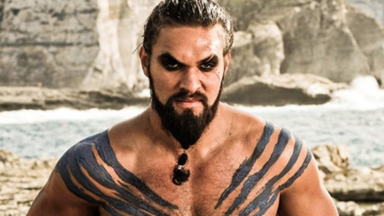 Jason Momoa comparte un video viral en el que lanza hachas sin camiseta y sin mirar.
