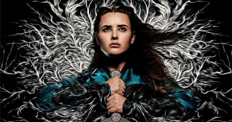 Katherine Langford sostiene Excalibur en las primeras imágenes de la serie de Netflix 'Cursed'.