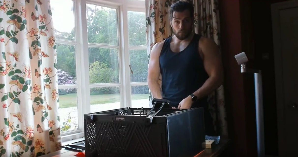 Internet se ha vuelto loco por un inusual video erótico de Henry Cavill mientras ensambla una PC.