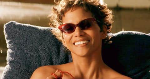 Halle Berry en topless promueve el amor por su cuerpo.