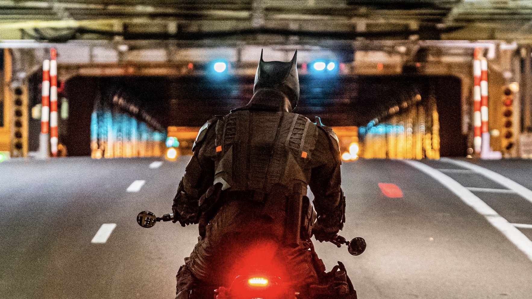 The Batman: Nuevas fotografías del set muestran a Batman y Catwoman en una persecución en motos.