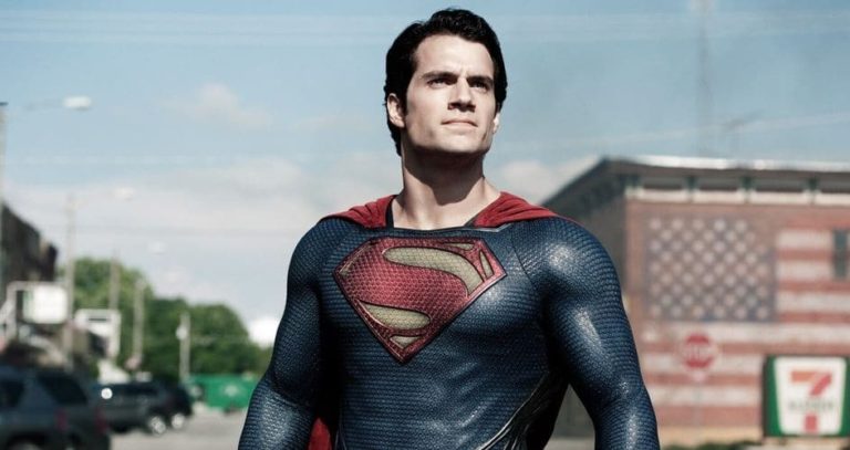 Henry Cavill publicó una imagen de sí mismo de niño en pijama de Superman.