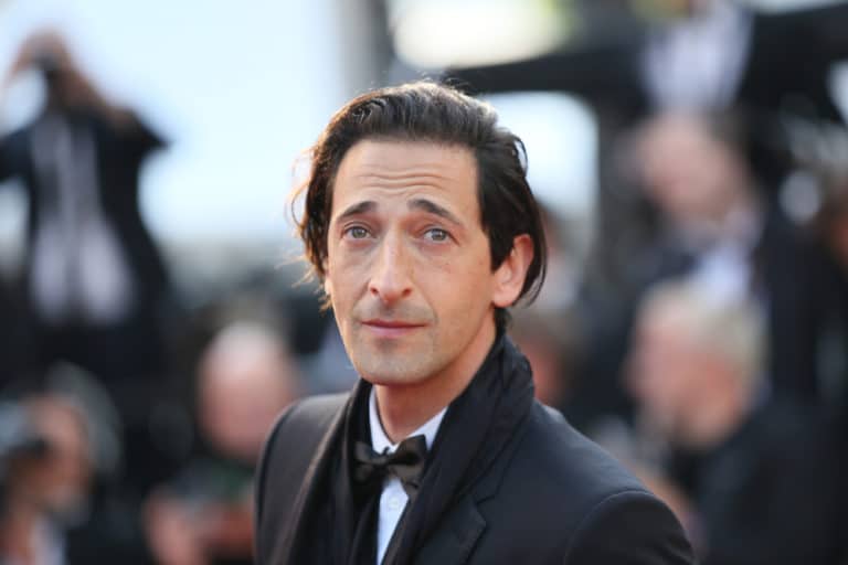 Adrien Brody es un actor estadounidense conocido por su papel en la película "El Pianista", que le valió un Premio de la Academia. Nacido el 14 de abril de 1973, Brody ha tenido una carrera diversa en el cine, destacándose en géneros que van desde el drama hasta la comedia. Su talento y versatilidad lo han convertido en una figura prominente en la industria del entretenimiento.
