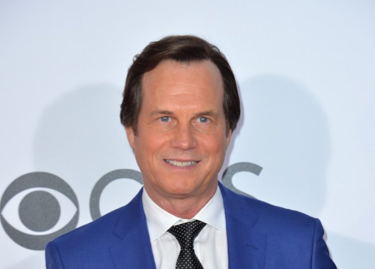 Bill Paxton, actor estadounidense conocido por sus papeles en películas icónicas como "Titanic", "Aliens" y "Twister", así como por su trabajo en series de televisión como "Big Love" y "Training Day". Su carrera abarcó varias décadas y dejó una huella significativa en la industria del cine y la televisión.