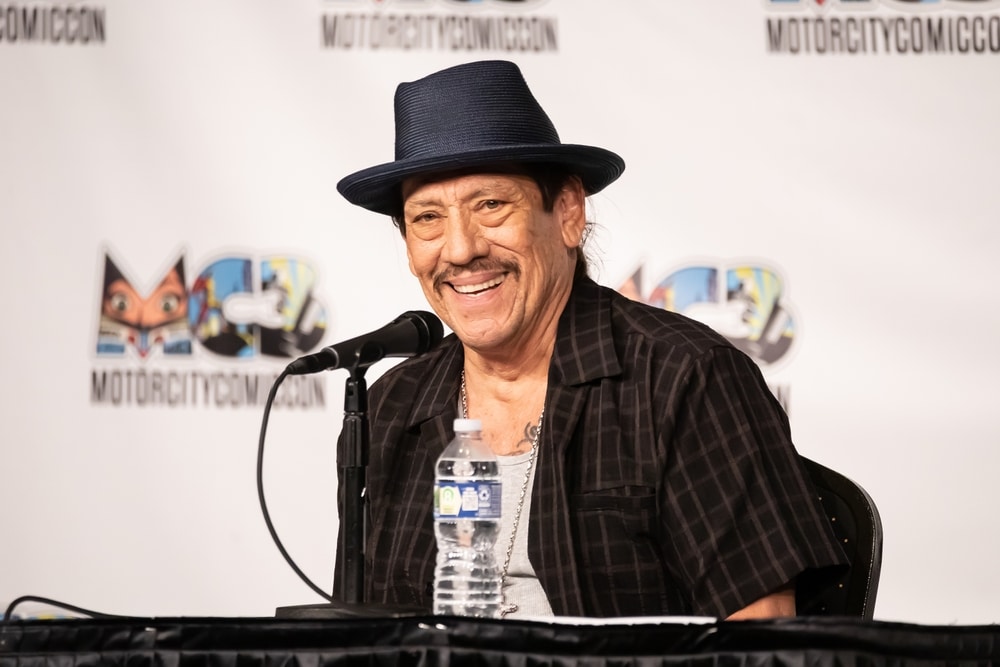Danny Trejo es un actor estadounidense conocido por sus papeles en películas de acción y su distintiva apariencia. Con una carrera que abarca varias décadas, Trejo ha aparecido en numerosas películas y series de televisión, convirtiéndose en un ícono de la cultura pop. Su historia de vida, que incluye superación personal y trabajo en la industria del entretenimiento, lo ha hecho un personaje inspirador para muchos.