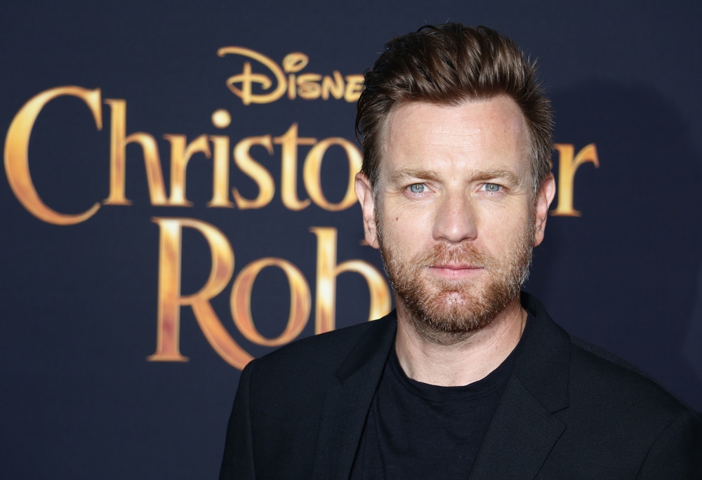 Ewan McGregor, actor escocés conocido por sus papeles en películas como "Trainspotting" y "Star Wars", posando con una sonrisa carismática en un evento de cine.