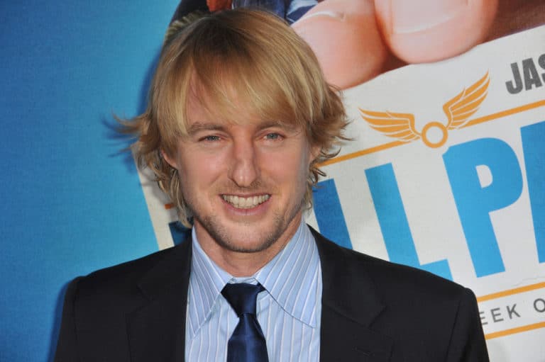 Owen Wilson es un actor y guionista estadounidense conocido por su estilo cómico y su distintiva voz. Ha protagonizado numerosas películas exitosas, incluyendo comedias y dramas, y es famoso por su química en pantalla con otros actores. Su carrera abarca más de dos décadas, durante las cuales ha trabajado en proyectos que han sido aclamados tanto por la crítica como por el público.