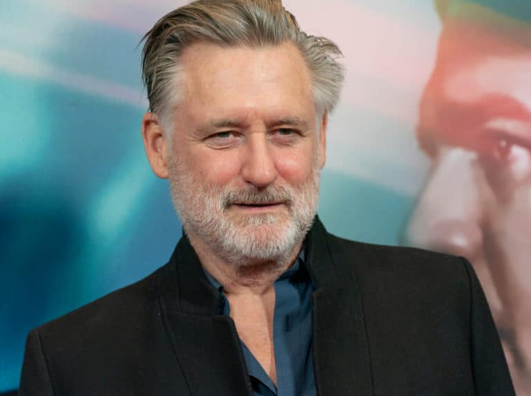 Bill Pullman es un actor estadounidense conocido por sus papeles en películas como "Independence Day" y "While You Were Sleeping". Su carrera abarca varias décadas y ha trabajado en cine, televisión y teatro, destacándose por su versatilidad en diferentes géneros.