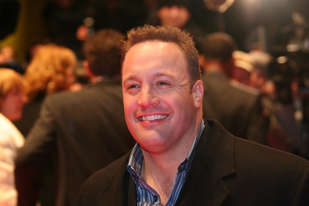 Kevin James es un actor y comediante estadounidense conocido por sus papeles en películas de comedia y en la exitosa serie de televisión "The King of Queens". Su estilo humorístico y carismático lo han convertido en una figura popular en la industria del entretenimiento.