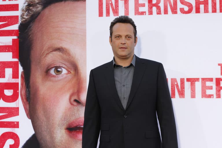 Vince Vaughn es un actor y productor estadounidense conocido por sus papeles en comedias como "Wedding Crashers" y "Dodgeball". Su estilo único y carisma lo han convertido en una figura destacada en la industria del cine.