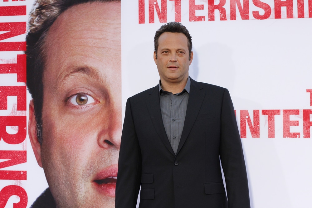 Vince Vaughn es un actor y productor estadounidense conocido por sus papeles en comedias como "Wedding Crashers" y "Dodgeball". Su estilo único y carisma lo han convertido en una figura destacada en la industria del cine.