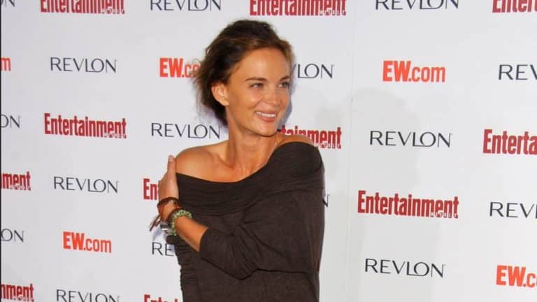 Gabrielle Anwar es una actriz británica conocida por sus papeles en películas y series de televisión. Ha destacado en producciones como "The Three Musketeers" y "Burn Notice". Su talento y carisma la han convertido en una figura reconocida en la industria del entretenimiento.