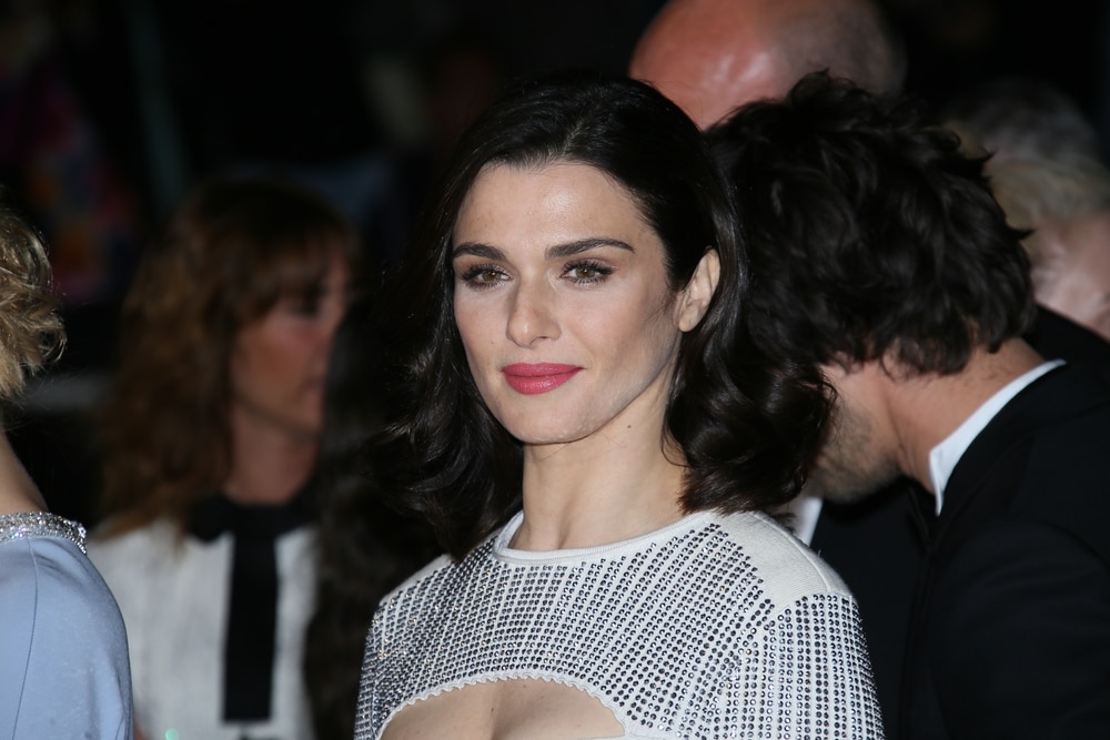 Rachel Weisz es una actriz británica reconocida por su talento en el cine y el teatro. Ha participado en diversas películas aclamadas por la crítica, ganando premios prestigiosos como el Óscar. Su estilo único y su versatilidad en los papeles la han convertido en una figura destacada en la industria del entretenimiento.