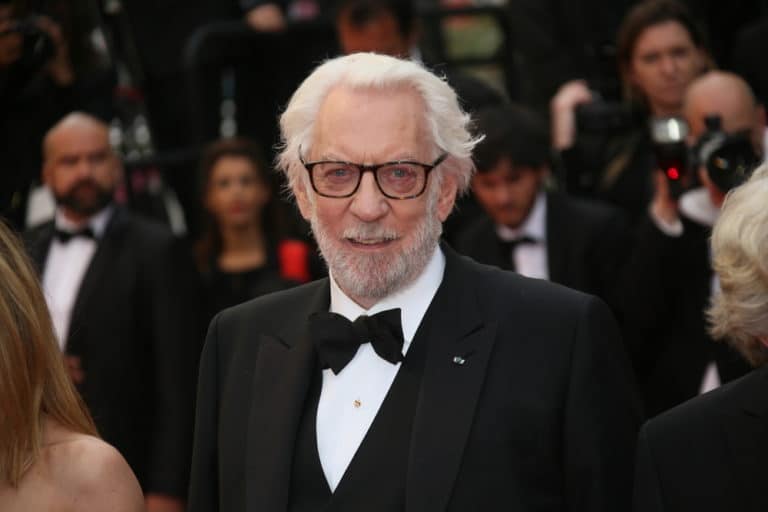 Donald Sutherland es un reconocido actor canadiense, famoso por su versatilidad en una amplia variedad de géneros cinematográficos. A lo largo de su carrera, ha participado en numerosas películas aclamadas y ha recibido múltiples premios por su actuación. Su presencia carismática y su habilidad para interpretar personajes complejos lo han convertido en una figura icónica en la industria del cine.