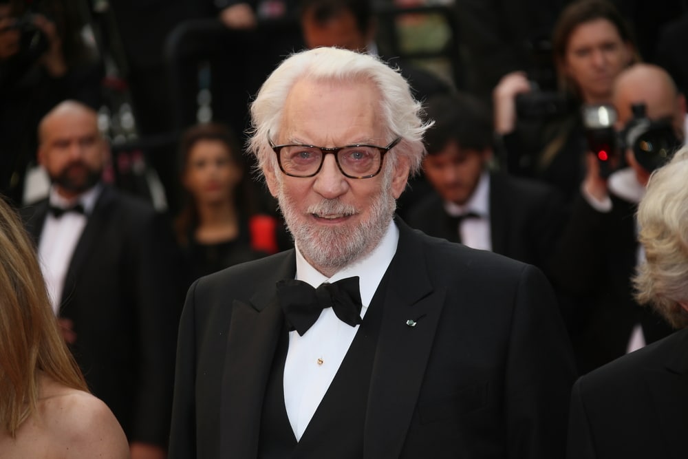 Donald Sutherland es un reconocido actor canadiense, famoso por su versatilidad en una amplia variedad de géneros cinematográficos. A lo largo de su carrera, ha participado en numerosas películas aclamadas y ha recibido múltiples premios por su actuación. Su presencia carismática y su habilidad para interpretar personajes complejos lo han convertido en una figura icónica en la industria del cine.