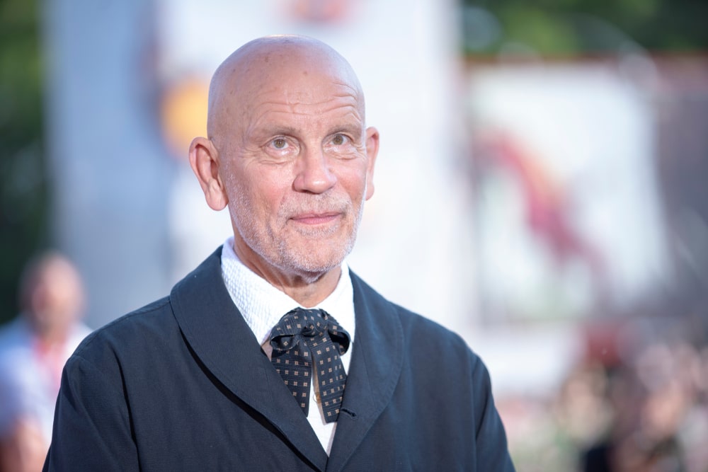 John Malkovich es un reconocido actor, productor y director estadounidense, famoso por su versatilidad en el cine y el teatro. Ha participado en numerosas películas aclamadas, destacándose por su estilo único y su capacidad para interpretar una amplia gama de personajes. Su carrera abarca desde dramas intensos hasta comedias, lo que lo convierte en una figura icónica en la industria del entretenimiento.
