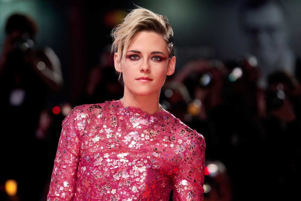 Kristen Stewart, actriz estadounidense conocida por su papel en la saga de "Crepúsculo", posando con una expresión elegante y un estilo moderno. Su cabello oscuro y su maquillaje sutil resaltan su belleza natural, mientras que su atuendo contemporáneo refleja su personalidad única y su estatus en la industria del cine.